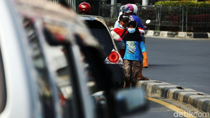 Anak Jalanan Mengais Rejeki Di Jalanan