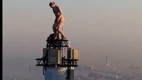 Di puncak menara itu hanya ada ruang berpijak sebesar 1,2 meter. Butuh keberanian yang tinggi untuk melakukan aksi stunt ini.