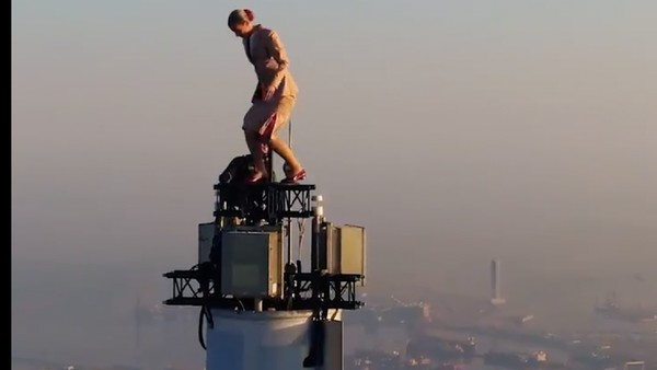 Di puncak menara itu hanya ada ruang berpijak sebesar 1,2 meter. Butuh keberanian yang tinggi untuk melakukan aksi stunt ini. Di puncak menara itu hanya ada ruang berpijak sebesar 1,2 meter. Butuh keberanian yang tinggi untuk melakukan aksi stunt ini.