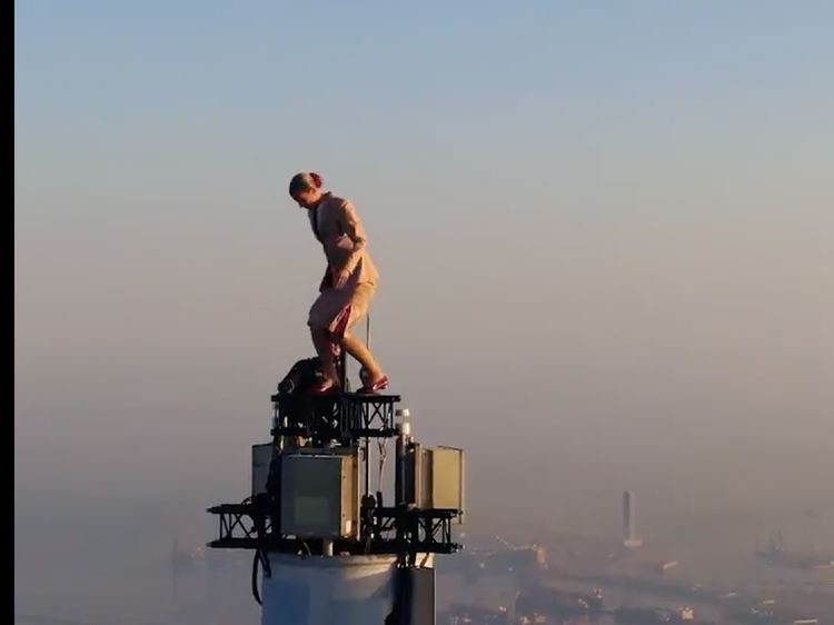 Aksi Menantang Maut Pramugari Cantik di Menara Tertinggi Dunia