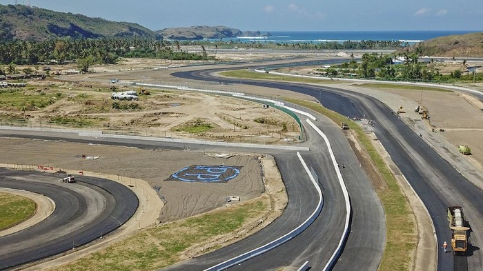 Pekerja menyelesaikan pembangunan Mandalika International Street Circuit di Kawasan Ekonomi Khusus (KEK) Mandalika, Pujut, Praya, Lombok Tengah, NTB, Selasa (10/8/2021). Mandalika Grand Prix Association (MGPA) selaku promotor dan operator sirkuit menyebutkan hingga akhir bulan Juli 2021 progres keseluruhan yang dilihat dari pekerjaan trek dan pekerjaan bangunan fasilitas pendukung di dalam trek sirkuit Mandalika sudah mencapai 89,12 persen. ANTARA FOTO/Ahmad Subaidi