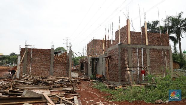 Kendaraan melintas di depan kawasan pembangunan perumahan di GDC, Depok Jawa Barat, Selasa (10/8). Taman rekreasi air yang dulunya Aladin Waterpark ini gulung tikar dan berganti pembangunan Cluster baru. Dampak pandemi memukul sangat keras pelaku usaha  theme park maupun water boom. Sektor ini memang sangat dekat dengan kerumunan dan nir jaga jarak sosial. Tempat wisata yang mengusung nuansa timur tengah  sudah berganti pembangunan rumah. Depok Fantasi Waterpark merupakan pioneer taman rekreasi air di kota Depok. Menurut penjelasan keterangan resmi pada laman Facebook SMR Group 2019 lalu, selaku pengelola. Destinasi ini berdiri pada 8 Agustus 2008 lalu, Dengan beragam atraksi mulai dari perosotan besar, perosotan anak-anak, tricky bucket, dan lainnya. Menurut salah satu pedagang yang berjualan di depan area tersebut mengatakan pembangunan rumah ini baru baru di bangun baru beberapa bulan lalu. 