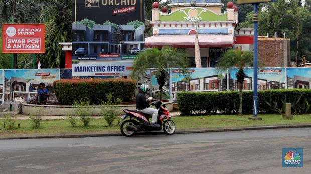 Kendaraan melintas di depan area pembangunan perumahan di GDC, Depok Jawa Barat, Selasa (10/8). Taman rekreasi air nan dulunya Aladin Waterpark ini gulung tikar dan berganti pembangunan Cluster baru. Dampak pandemi memukul sangat keras pelaku upaya  theme park maupun water boom. Sektor ini memang sangat dekat dengan kerumunan dan nir jaga jarak sosial. Tempat wisata nan mengusung nuansa timur tengah  sudah berganti pembangunan rumah. Depok Fantasi Waterpark merupakan pioneer taman rekreasi air di kota Depok. Menurut penjelasan keterangan resmi pada laman FB SMR Group 2019 lalu, selaku pengelola. Destinasi ini berdiri pada 8 Agustus 2008 lalu, Dengan beragam atraksi mulai dari perosotan besar, perosotan anak-anak, tricky bucket, dan lainnya. Menurut salah satu pedagang nan berdagang di depan area tersebut mengatakan pembangunan rumah ini baru baru di bangun baru beberapa bulan lalu. 