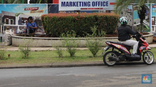 Kendaraan melintas di depan kawasan pembangunan perumahan di GDC, Depok Jawa Barat, Selasa (10/8). Taman rekreasi air yang dulunya Aladin Waterpark ini gulung tikar dan berganti pembangunan Cluster baru. Dampak pandemi memukul sangat keras pelaku usaha  theme park maupun water boom. Sektor ini memang sangat dekat dengan kerumunan dan nir jaga jarak sosial. Tempat wisata yang mengusung nuansa timur tengah  sudah berganti pembangunan rumah. Depok Fantasi Waterpark merupakan pioneer taman rekreasi air di kota Depok. Menurut penjelasan keterangan resmi pada laman Facebook SMR Group 2019 lalu, selaku pengelola. Destinasi ini berdiri pada 8 Agustus 2008 lalu, Dengan beragam atraksi mulai dari perosotan besar, perosotan anak-anak, tricky bucket, dan lainnya. Menurut salah satu pedagang yang berjualan di depan area tersebut mengatakan pembangunan rumah ini baru baru di bangun baru beberapa bulan lalu. 