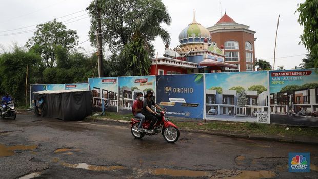 Proyek Pembangunan Perumahan yang Dahulunya Wahana Permainan, Aladin Waterpark. Kendaraan melintas di depan kawasan pembangunan perumahan di GDC, Depok Jawa Barat, Selasa (10/8). Taman rekreasi air yang dulunya Aladin Waterpark ini gulung tikar dan berganti pembangunan Cluster baru. Dampak pandemi memukul sangat keras pelaku usaha theme park maupun water boom. Sektor ini memang sangat dekat dengan kerumunan dan nir jaga jarak sosial. Tempat wisata yang mengusung nuansa timur tengah sudah berganti pembangunan rumah. Depok Fantasi Waterpark merupakan pioneer taman rekreasi air di kota Depok. Menurut penjelasan keterangan resmi pada laman Facebook SMR Group 2019 lalu, selaku pengelola. Destinasi ini berdiri pada 8 Agustus 2008 lalu, Dengan beragam atraksi mulai dari perosotan besar, perosotan anak-anak, tricky bucket, dan lainnya. Menurut salah satu pedagang yang berjualan di depan area tersebut mengatakan pembangunan rumah ini baru baru di bangun baru beberapa bulan lalu.