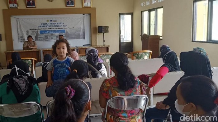 Puluhan emak-emak di Majalengka protes tak terdaftar penerima bansos