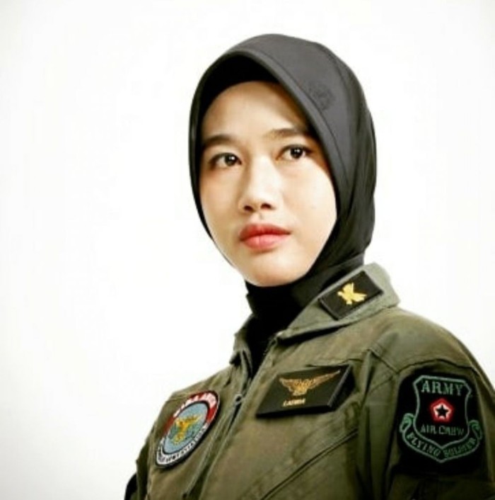 Pekerjaan sebagai penjual jagung bakar sering dipandang sebelah mata tapi pria ini sukses membesarkan anak yang kini menjadi pilot. Putrinya berhasil jadi pilot wanita pertama TNI AD.