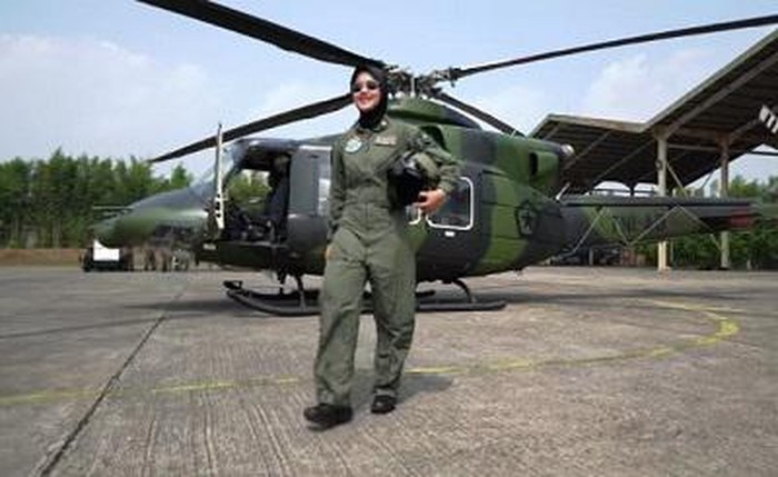 Pekerjaan sebagai penjual jagung bakar sering dipandang sebelah mata tapi pria ini sukses membesarkan anak yang kini menjadi pilot. Putrinya berhasil jadi pilot wanita pertama TNI AD.