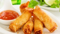 Menu lumpia udang gulung di restoran dim sum sangat populer. Rasanya gurih renyah, apalagi cicocol mayones. Simak resep ini untuk membuatnya. Foto: iStock