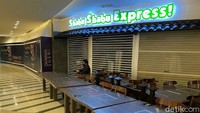 Untuk masuk mall, wajib vaksin menjadi syaratnya. Warga diwajibkan menggunakan aplikasi pedulilindungi ketika menunjukkan bukti vaksin.