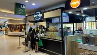 Selama masa uji coba pembukaan mal dan pusat perbelanjaan, pemerintah juga menerapkan syarat umur. Salah satu kategori umum yang tidak boleh masuk, yakni anak di bawah usia 12 tahun.