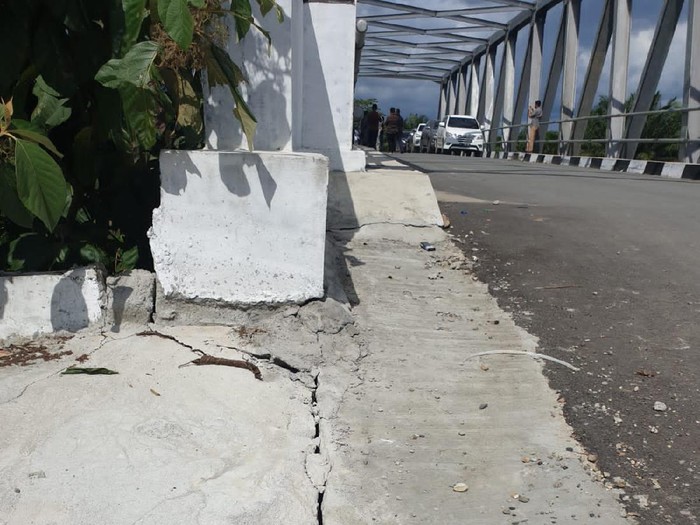 Retak di jembatan Rp 12 miliar di Aceh (dok. Istimewa)