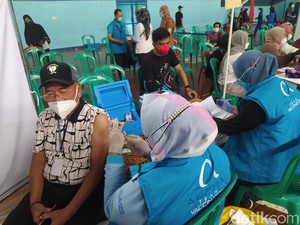 6.392 Nakes di Cianjur Divaksinasi Dosis Ketiga COVID-19