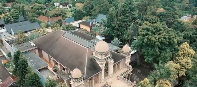 Inilah rumah keluarga Alshad Ahmad, sepupu Raffi Ahmad sekaligus YouTuber yang sering membuat konten tentang hewan-hewan peliharaannya. Dari atas, rumah yang berada di Bandung, Jawa Barat, tersebut tampak seperti istana bernuansa Timur Tengah. (Foto: YouTube/Atta Halilintar)