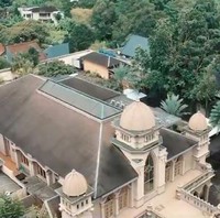 Inilah rumah keluarga Alshad Ahmad, sepupu Raffi Ahmad sekaligus YouTuber yang sering membuat konten tentang hewan-hewan peliharaannya. Dari atas, rumah yang berada di Bandung, Jawa Barat, tersebut tampak seperti istana bernuansa Timur Tengah. (Foto: YouTube/Atta Halilintar)