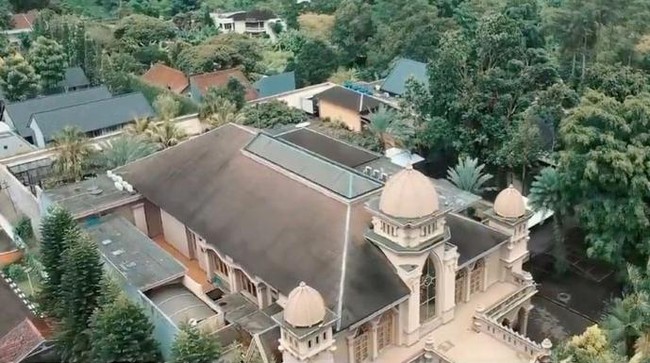 Inilah rumah keluarga Alshad Ahmad, sepupu Raffi Ahmad sekaligus YouTuber yang sering membuat konten tentang hewan-hewan peliharaannya. Dari atas, rumah yang berada di Bandung, Jawa Barat, tersebut tampak seperti istana bernuansa Timur Tengah. (Foto: YouTube/Atta Halilintar)