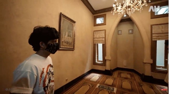 Rumah Alshad sempat muncul di salah satu episode YouTube Atta Halilintar. Pintu besar langsung menyambut Atta. (Foto: YouTube/AH)