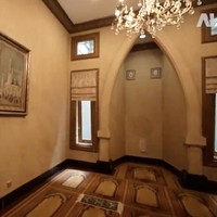 Rumah Alshad sempat muncul di salah satu episode YouTube Atta Halilintar. Pintu besar langsung menyambut Atta. (Foto: YouTube/AH)