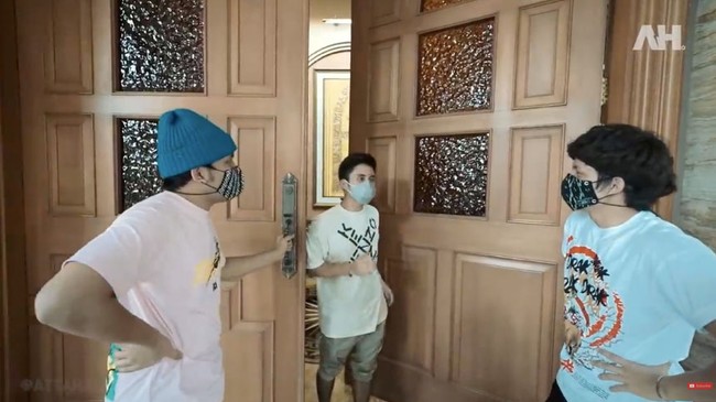 Rumah Alshad sempat muncul di salah satu episode YouTube Atta Halilintar. Pintu besar langsung menyambut Atta. (Foto: YouTube/Atta Halilintar)