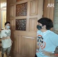 Rumah Alshad sempat muncul di salah satu episode YouTube Atta Halilintar. Pintu besar langsung menyambut Atta. (Foto: YouTube/Atta Halilintar)