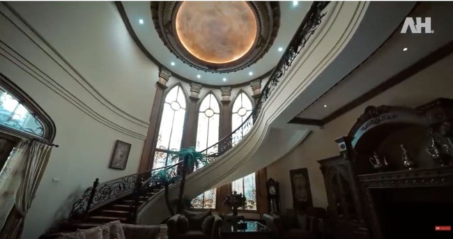 Rumah Alshad Ahmad sangat luas dan bernuansa klasik, bangunannya mirip seperti kastil. Di dekat pintu masuk, terdapat dua ruang tamu terpisah untuk tamu Ayah dan Bunda Alshad Ahmad. Ruang tamu ini dilengkapi dengan sofa dari kulit buaya yang mewah. (Foto: YouTube/Atta Halilintar)