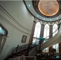 Rumah Alshad Ahmad sangat luas dan bernuansa klasik, bangunannya mirip seperti kastil. Di dekat pintu masuk, terdapat dua ruang tamu terpisah untuk tamu Ayah dan Bunda Alshad Ahmad. Ruang tamu ini dilengkapi dengan sofa dari kulit buaya yang mewah. (Foto: YouTube/Atta Halilintar)