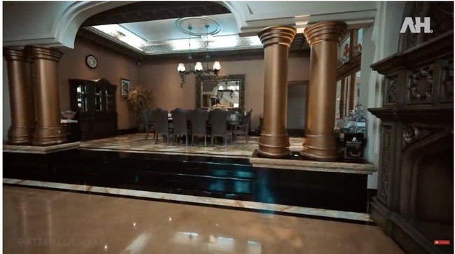 Dari ruang tamu menuju bagian dalam rumah, foyer di rumah Alshad Ahmad memiliki suasana seperti di Medina. Semua lantai di rumah ini berlapis marmer yang harganya mencapai Rp 5 juta per meter. (Foto: YouTube/Atta Halilintar)