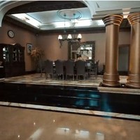 Dari ruang tamu menuju bagian dalam rumah, foyer di rumah Alshad Ahmad memiliki suasana seperti di Medina. Semua lantai di rumah ini berlapis marmer yang harganya mencapai Rp 5 juta per meter. (Foto: YouTube/Atta Halilintar)