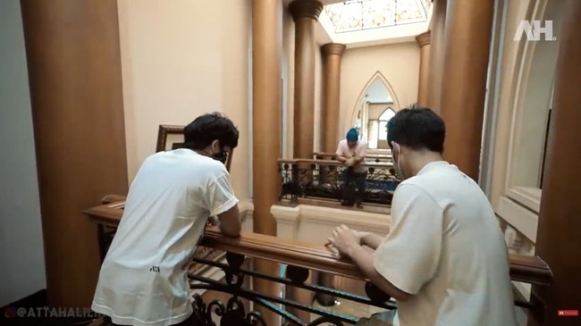 Ada jembatan-jembatan kecil yang disebut Atta skywalk. Alshad sudah menempati rumah tersebut sejak 16 tahun lalu. Bokap yang mendesain, katanya. (Foto: YouTube/Atta Halilintar)