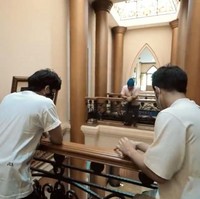 Ada jembatan-jembatan kecil yang disebut Atta skywalk. Alshad sudah menempati rumah tersebut sejak 16 tahun lalu. Bokap yang mendesain, katanya. (Foto: YouTube/Atta Halilintar)