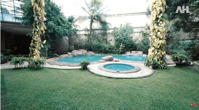 Di halaman belakang terdapat sebuah kolam renang bergaya resort. (Foto: YouTube/Atta Halilintar)
