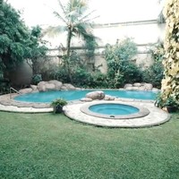 Di halaman belakang terdapat sebuah kolam renang bergaya resort. (Foto: YouTube/Atta Halilintar)