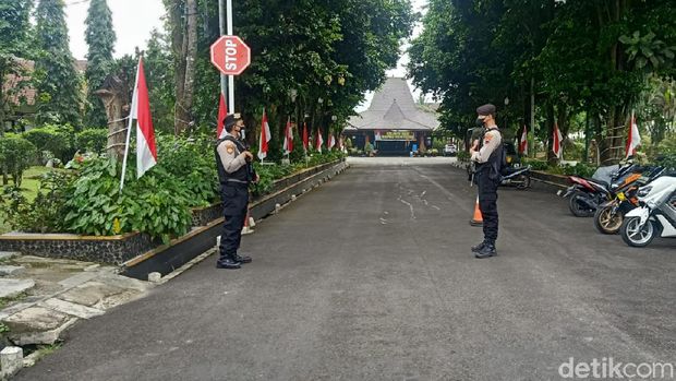 Rumah dinas Bupati Banjarnegara Budhi Sarwono dijaga ketat polisi bersenjata laras panjang, Selasa (10/8/2021).