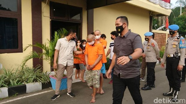 Satnarkoba Polres Cilegon mengungkap kasus pengedaran sabu yang dilakukan satu keluarga di Cilegon, Banten. Pelaku utama merupakan kakak tertua. (M Iqbal/detikcom)