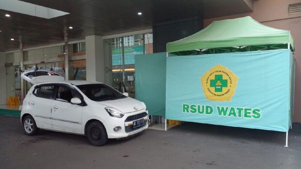 Warga Bantul antar warga terpapar dengan mobil pribadi dan tanpa APD