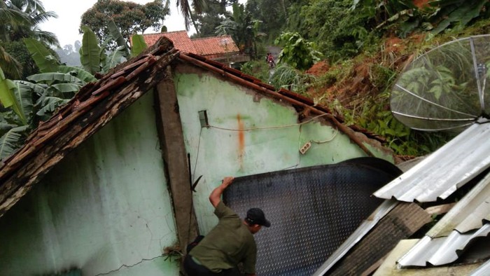 Sejumlah titik di Kabupaten Bogor diterjang banjir dan longsor