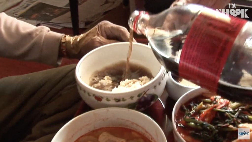 Selama 20 Tahun, Kakek Ini Makan Nasi Pakai Kuah Coca-Cola!