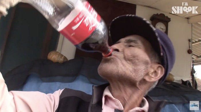 Selama 20 Tahun, Kakek Ini Makan Nasi Pakai Kuah Coca-Cola!