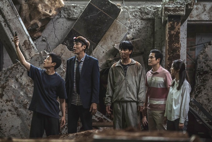 Adegan dalam film Korea Selatan Sinkhole.