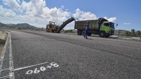 Pekerja bersiap meratakan aspal lapis ketiga lintasan Mandalika International Street Circuit di Kawasan Ekonomi Khusus (KEK) Mandalika