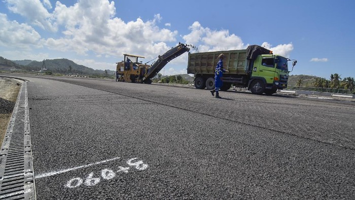 SIRKUIT MANDALIKA LOMBOK Sejumlah pekerja menyelesaikan pemasangan rangka lampu start pada proyek pembangunan lintasan Mandalika International Street Circuit di Kawasan Ekonomi Khusus (KEK) Mandalika, Pujut, Praya, Lombok Tengah, NTB, Selasa (10/8/2021). Mandalika Grand Prix Association (MGPA) selaku promotor dan operator sirkuit menyebutkan hingga akhir bulan Juli 2021 progres keseluruhan yang dilihat dari pekerjaan trek dan pekerjaan bangunan fasilitas pendukung di dalam trek sirkuit Mandalika sudah mencapai 89,12 persen. ANTARA FOTO/Ahmad Subaidi/aww.