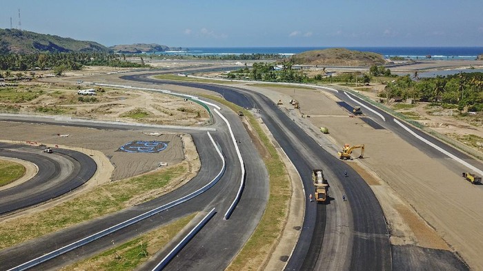 SIRKUIT MANDALIKA LOMBOK Sejumlah pekerja menyelesaikan pemasangan rangka lampu start pada proyek pembangunan lintasan Mandalika International Street Circuit di Kawasan Ekonomi Khusus (KEK) Mandalika, Pujut, Praya, Lombok Tengah, NTB, Selasa (10/8/2021). Mandalika Grand Prix Association (MGPA) selaku promotor dan operator sirkuit menyebutkan hingga akhir bulan Juli 2021 progres keseluruhan yang dilihat dari pekerjaan trek dan pekerjaan bangunan fasilitas pendukung di dalam trek sirkuit Mandalika sudah mencapai 89,12 persen. ANTARA FOTO/Ahmad Subaidi/aww.