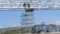 Sejumlah pekerja menyelesaikan pemasangan rangka lampu start pada proyek pembangunan lintasan Mandalika International Street Circuit di Kawasan Ekonomi Khusus (KEK) Mandalika, Pujut, Praya, Lombok Tengah, NTB, Selasa (10/8/2021).