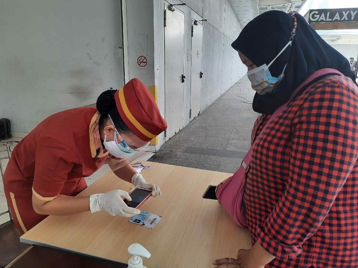 suasana galaxy mall saat pertama kali setekah 5 minggu tutup karena ppkm