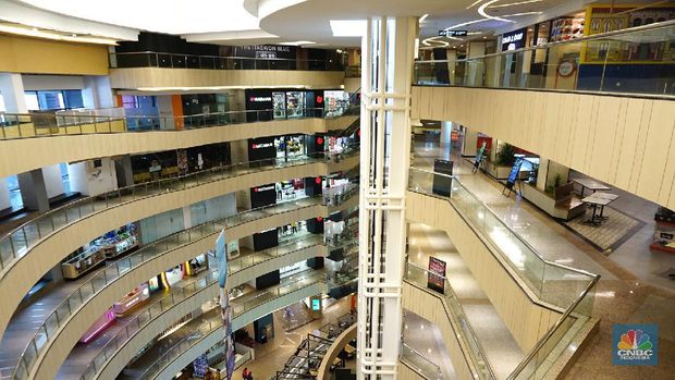 Petugas memberikan informasi scan code vaksin kepada pengunjung yang akan masuk ke dalam Mal Blok M Plaza, Jakarta, Selasa (10/8/2021). Pemerintah mengumumkan kembali memperpanjang PPKM hingga 16 Agustus 2021. Dalam perpanjangan kali ini pusat perbelanjaan atau mal di wilayah PPKM level 4 bisa dibuka dalam kapasitas 25%.  (CNBC Indonesia/ Tri Susilo)