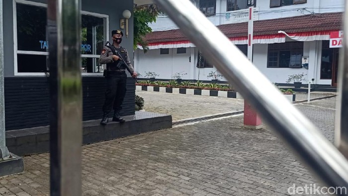 Suasana kantor Bupati Banjarnegara dijaga ketat polisi bersenjata, Selasa (10/8/2021).