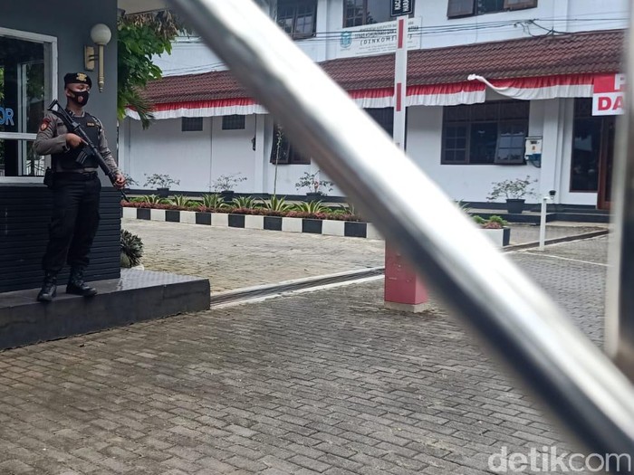 Suasana kantor Bupati Banjarnegara dijaga ketat polisi bersenjata, Selasa (10/8/2021).