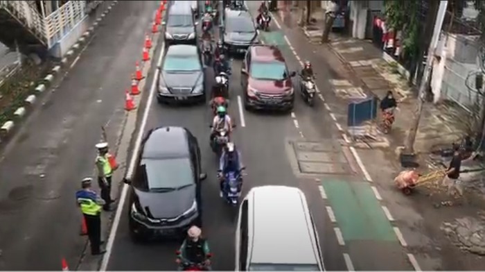 Penyekatan di kawasan Mampang Prapatan masih berlangsung pada masa perpanjangan PPKM Level 4 di DKI Jakarta. Pemeriksaan STRP dilakukan oleh petugas secara selektif.