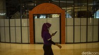 Dalam pengoperasiannya, pemerintah mensyaratkan vaksinasi bagi mereka yang ingin memasuki pusat-pusat perbelanjaan.