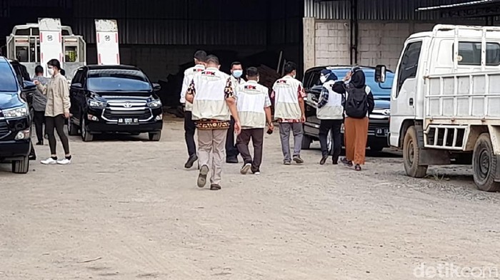 Tim KPK juga geledah rumah orang kepercayaan Bupati Banjarnegara Budhi Sarwono, berinisial KA  di Desa Blambangan, Selasa (10/8/2021)